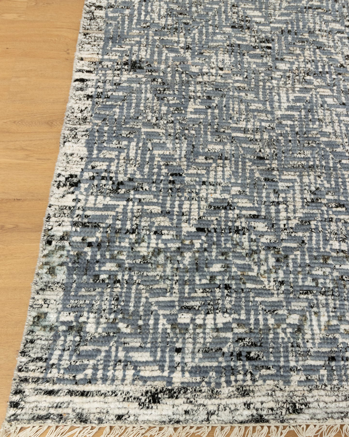 Zigzag Novo Grey Wool Viscose Hand-Knotted Rug.