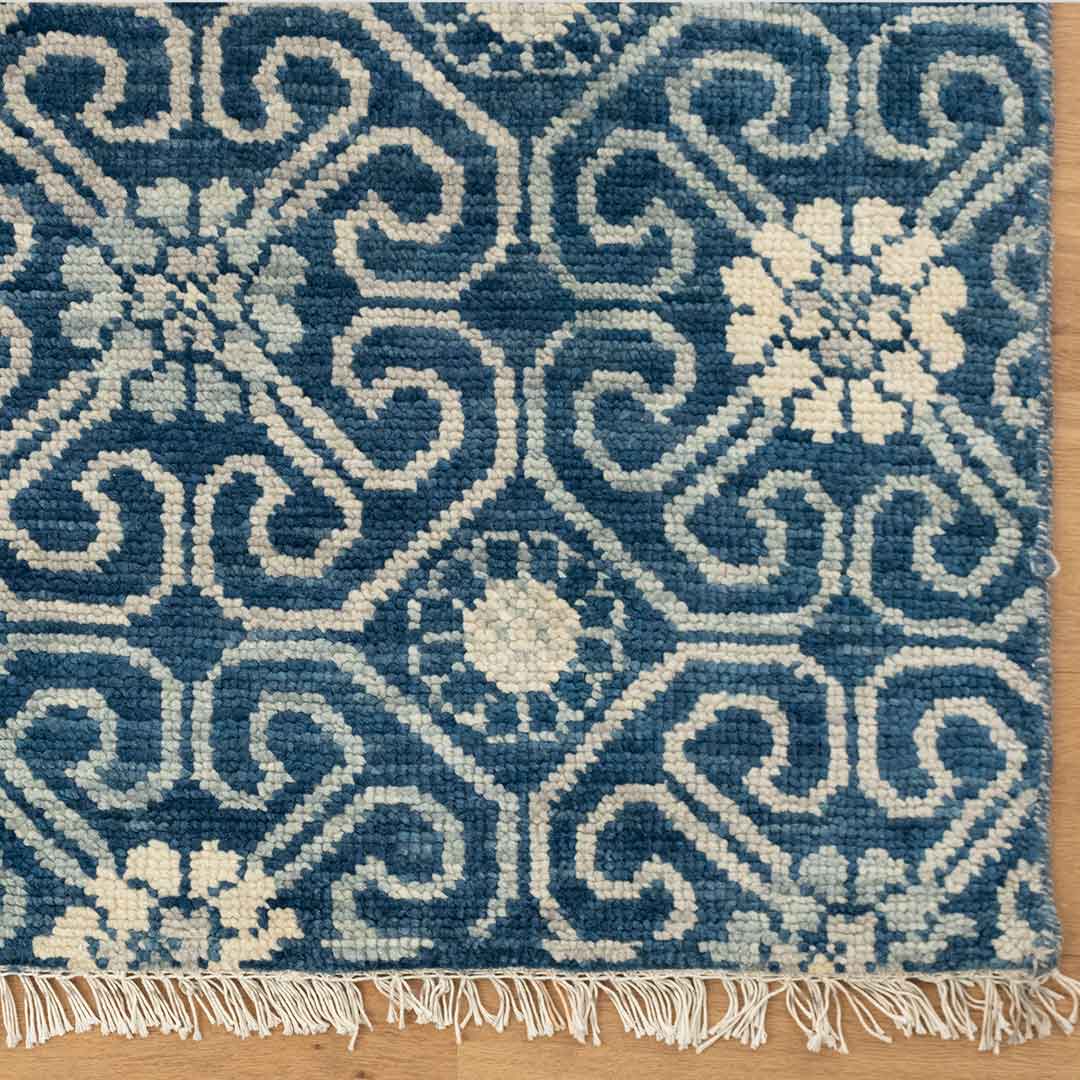 Blue Exquisite Hand-Knotted Oushak Rug: Perfect for Modern Homes