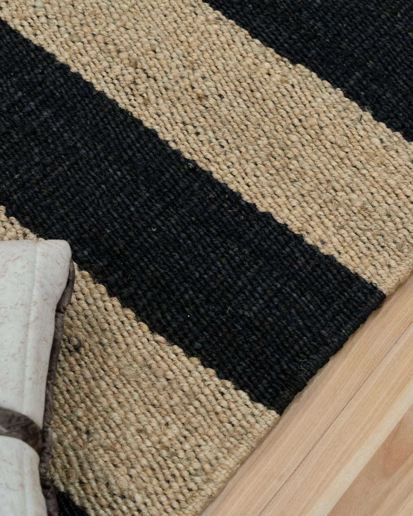 Braided Jute Rug - Rustic Charm for Any Space