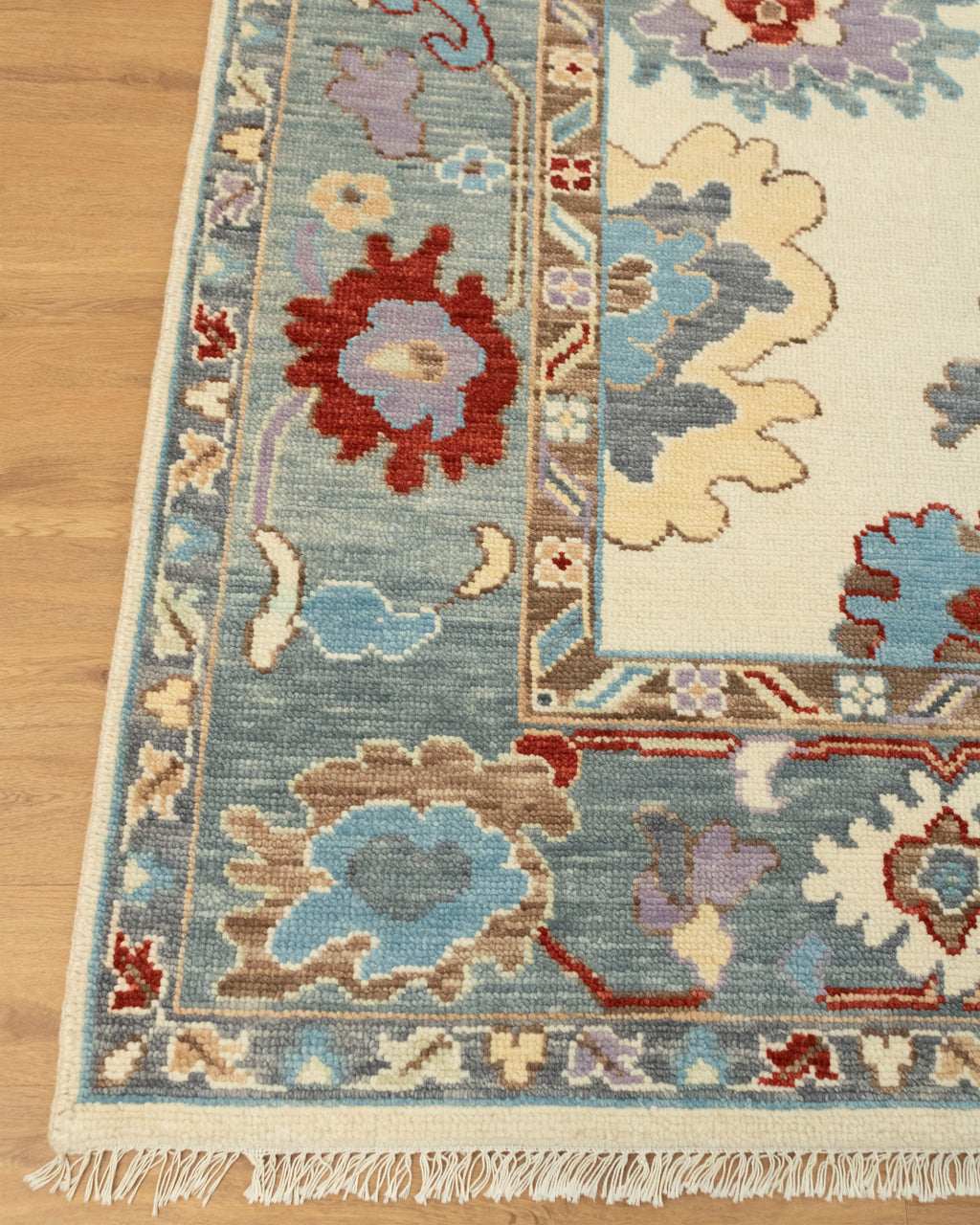 Beautifully Crafted Hand-Knotted Oushak Rug for Contemporary Decor