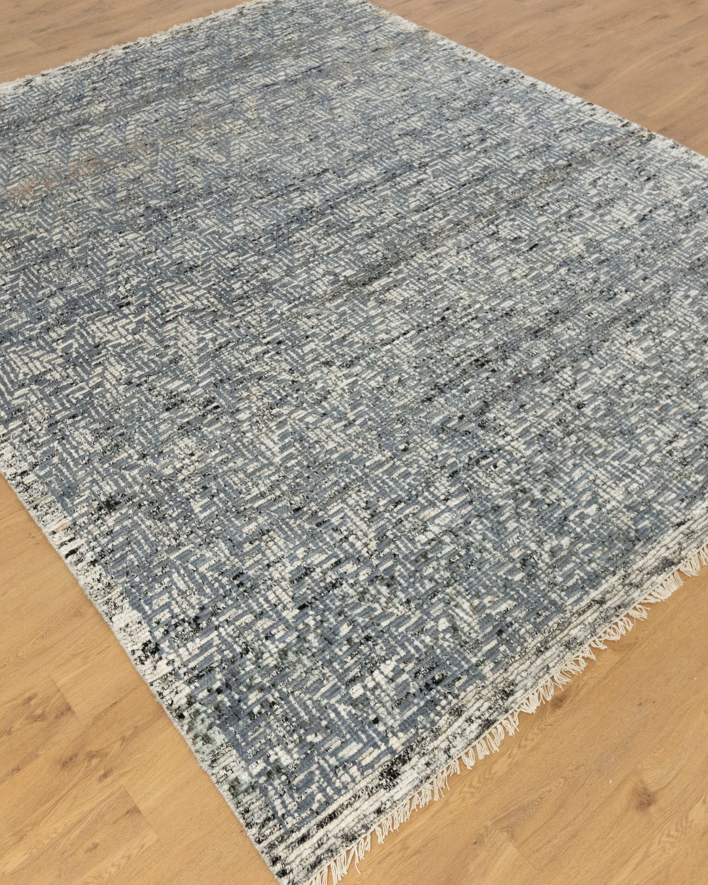 Zigzag Novo Grey Wool Viscose Hand-Knotted Rug.