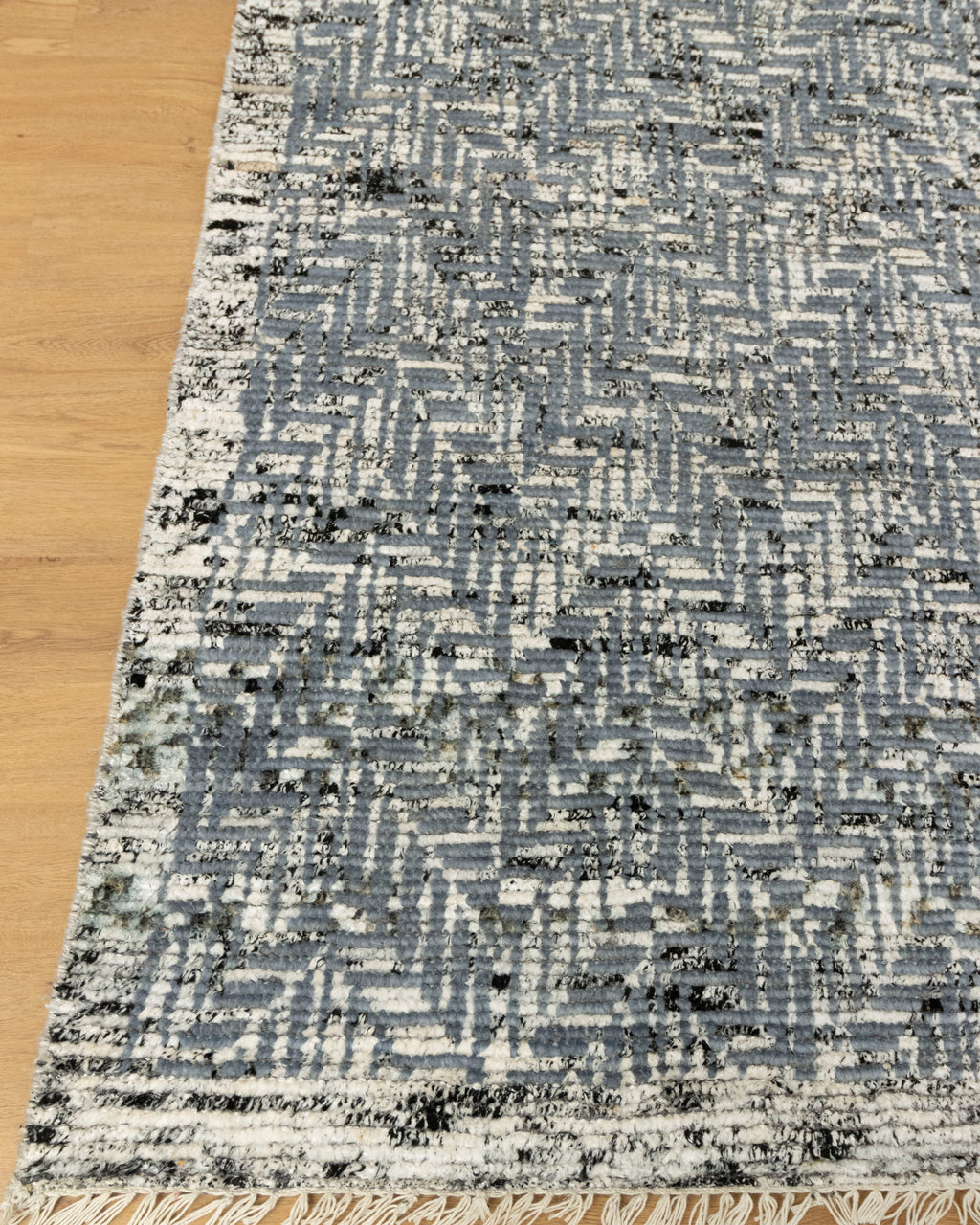 Zigzag Novo Grey Wool Viscose Hand-Knotted Rug.