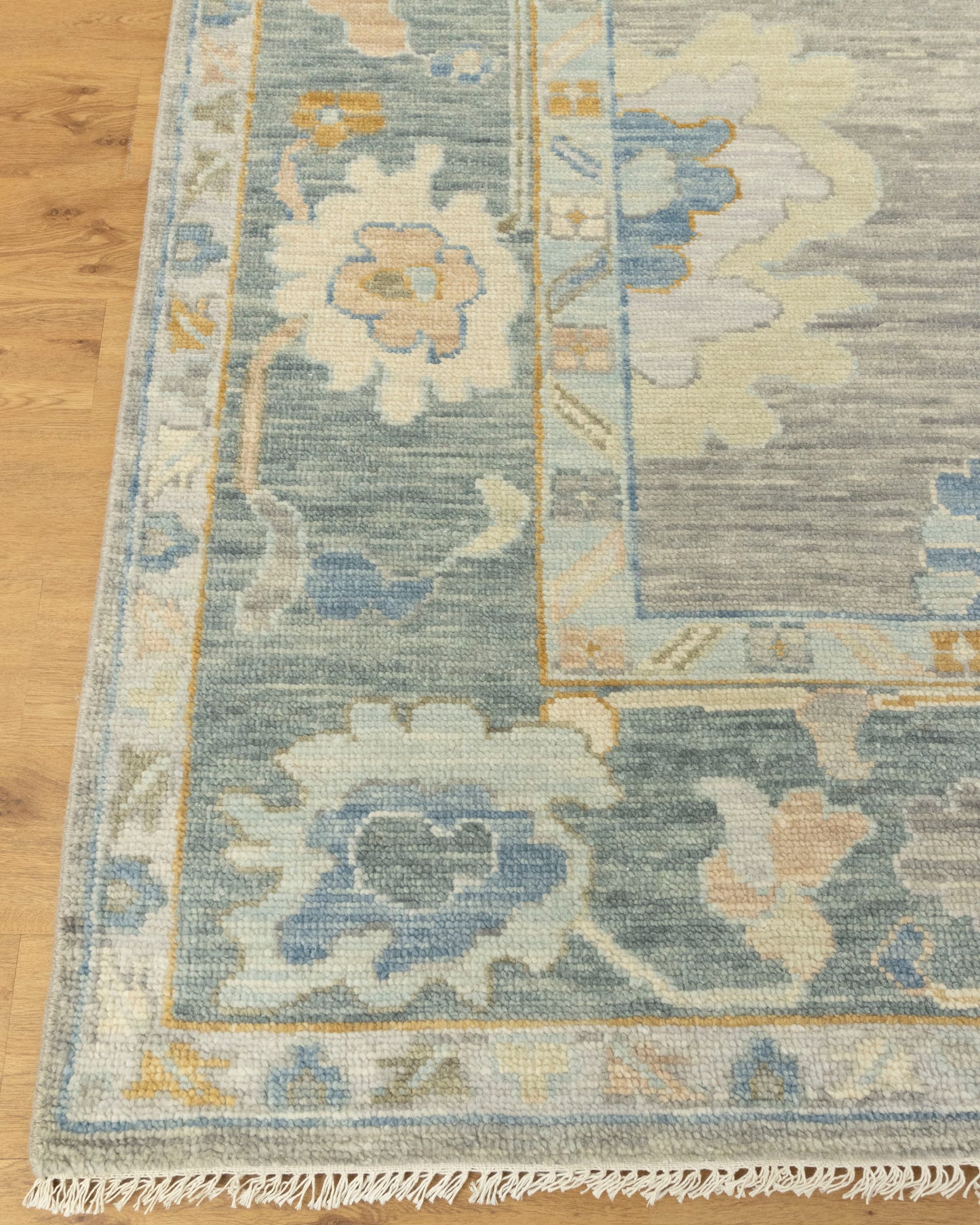 Elegant Hand-Knotted Oushak Rug: Perfect for Any Room