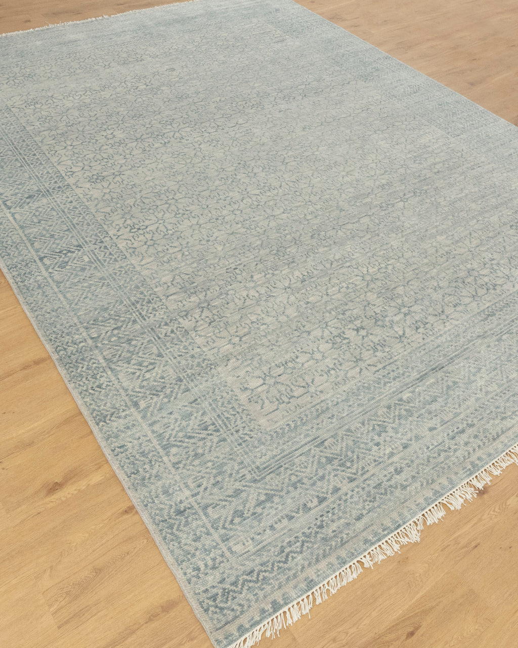 Gray Silver Floral Traditional Faded Color Hand Knotted Rug.