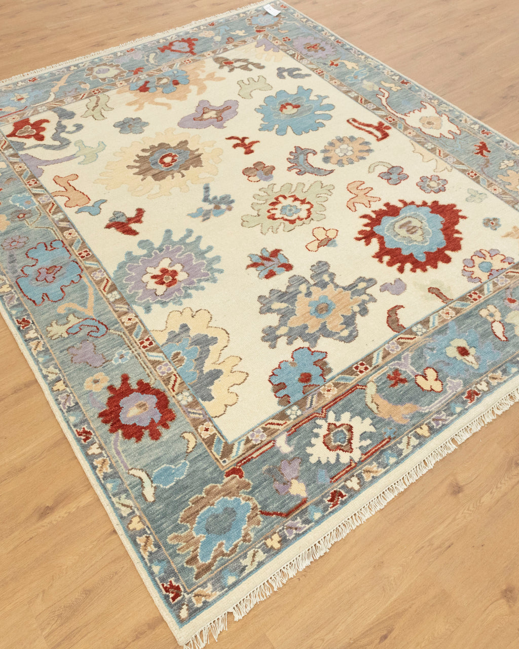Beautifully Crafted Hand-Knotted Oushak Rug for Contemporary Decor