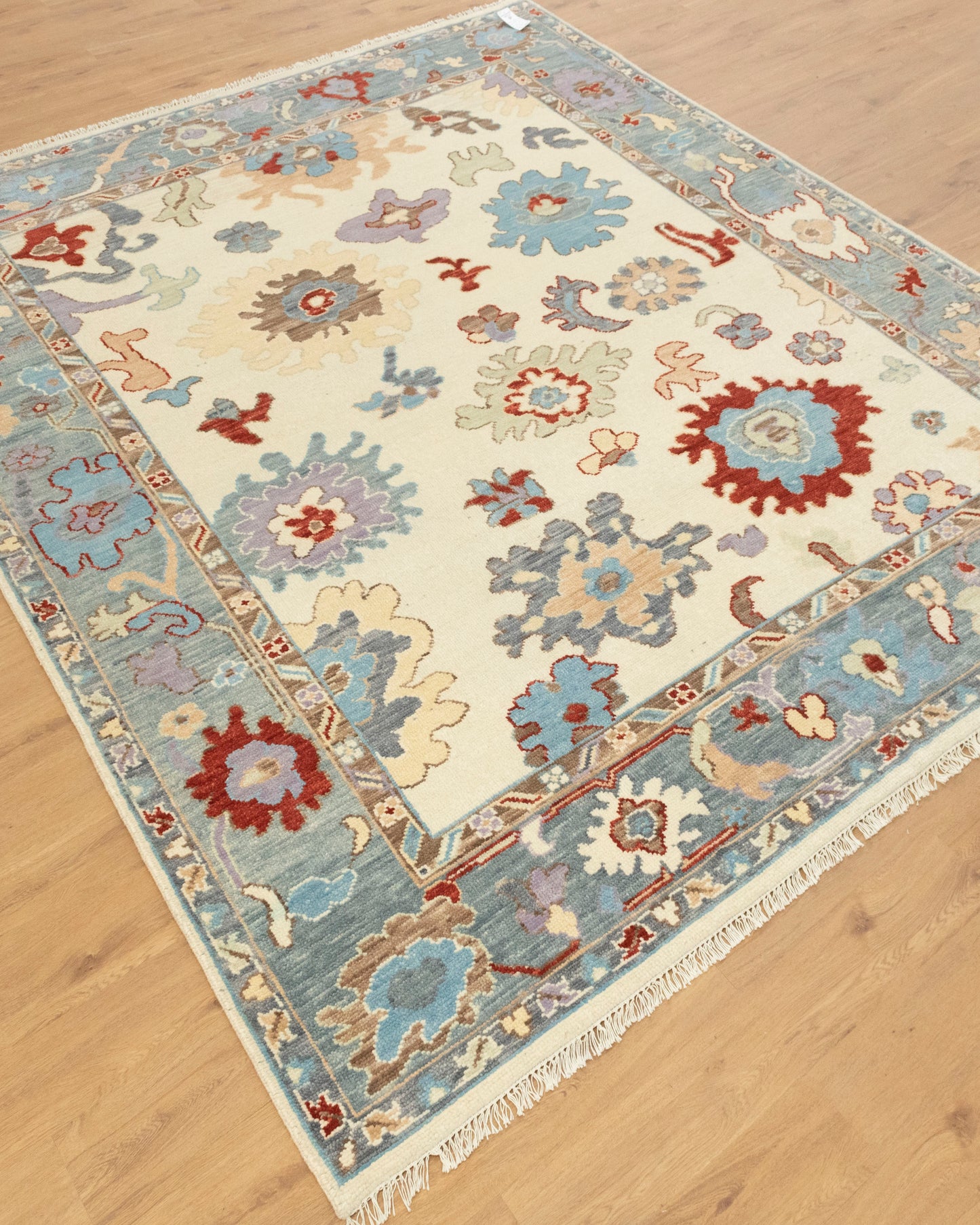 Beautifully Crafted Hand-Knotted Oushak Rug for Contemporary Decor