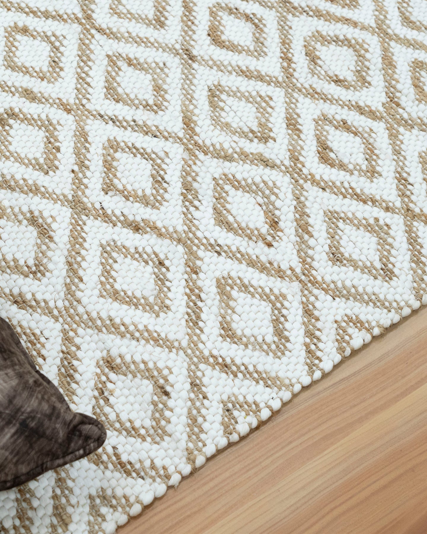 Reversible Jute Rug - Two Looks in One for Versatile Styling