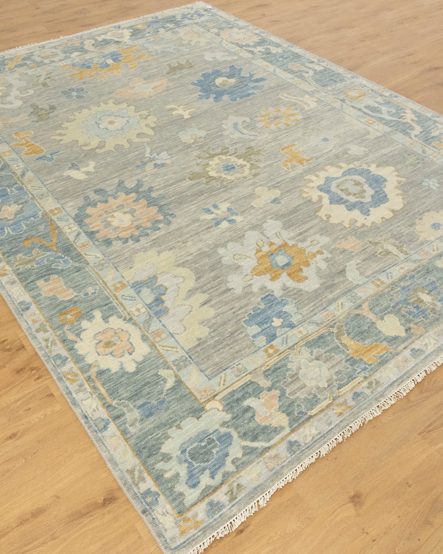 Elegant Hand-Knotted Oushak Rug: Perfect for Any Room